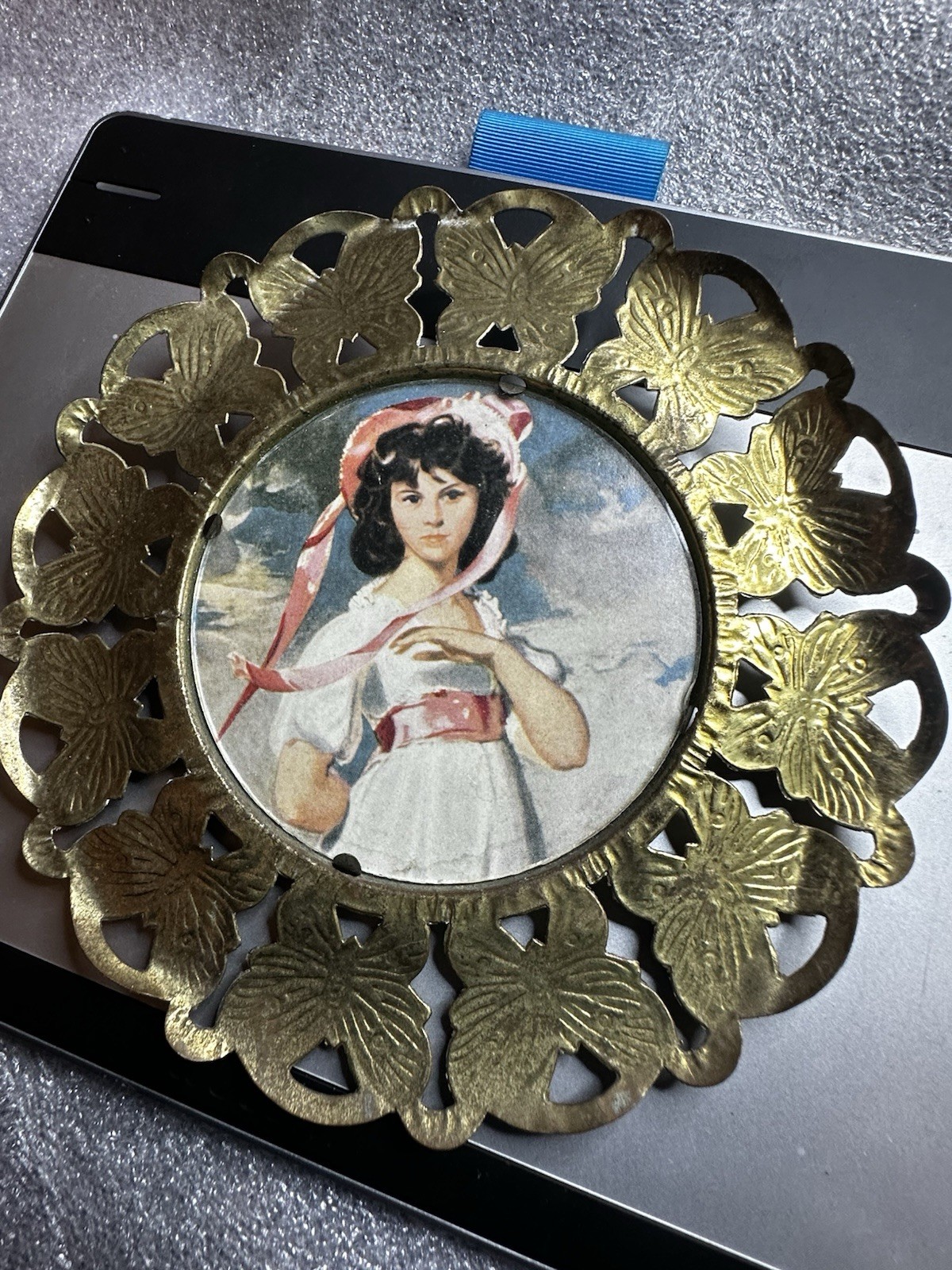 Victorian Style Round Metal Wall Plaques Gold Cityscape Portrait Art Set of 3