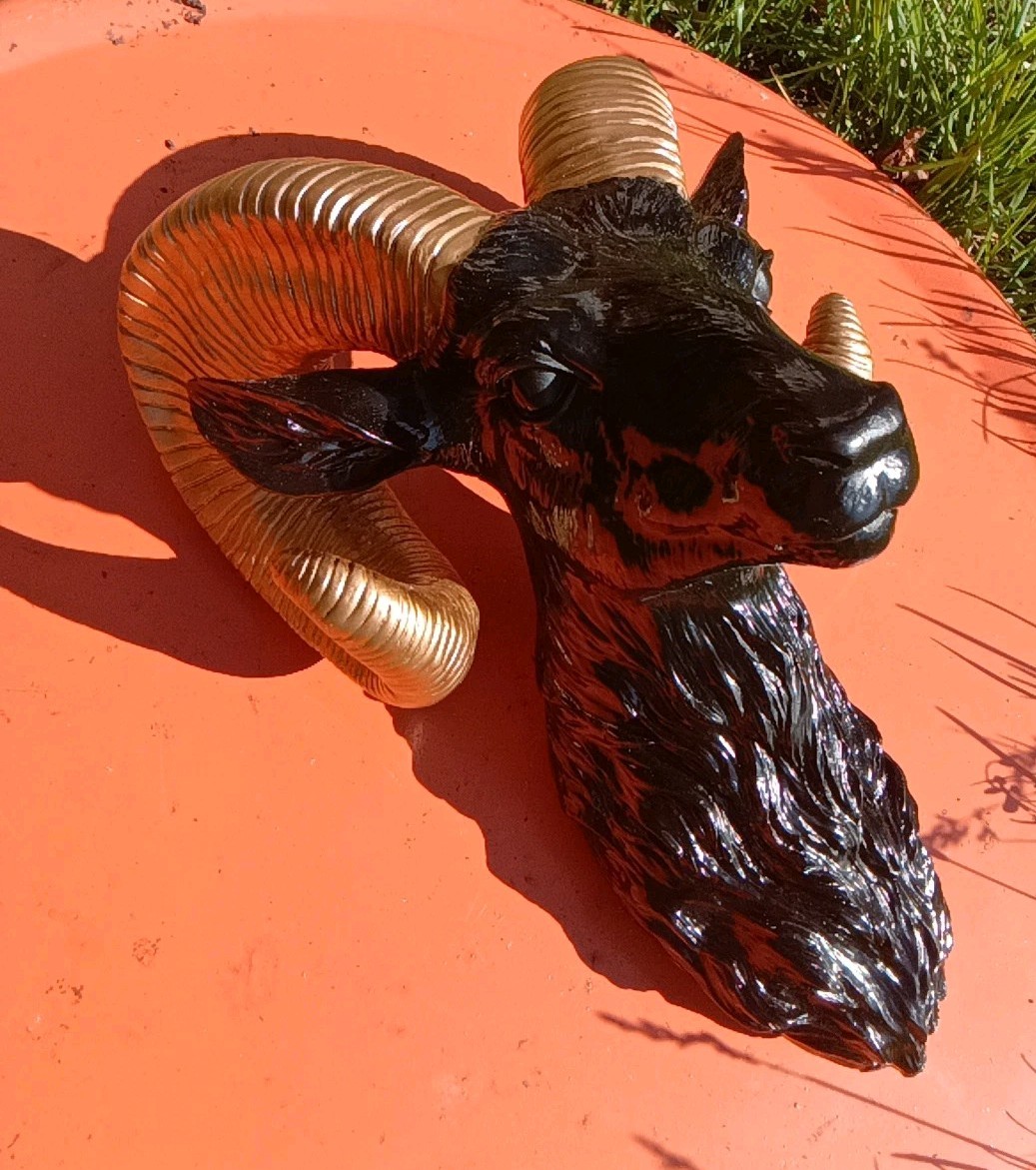 BLACK & GOLD RAMS HEAD WALL DECOR 14 IN RARE VINTAGE NEW UNUSED. Resin Man Cave