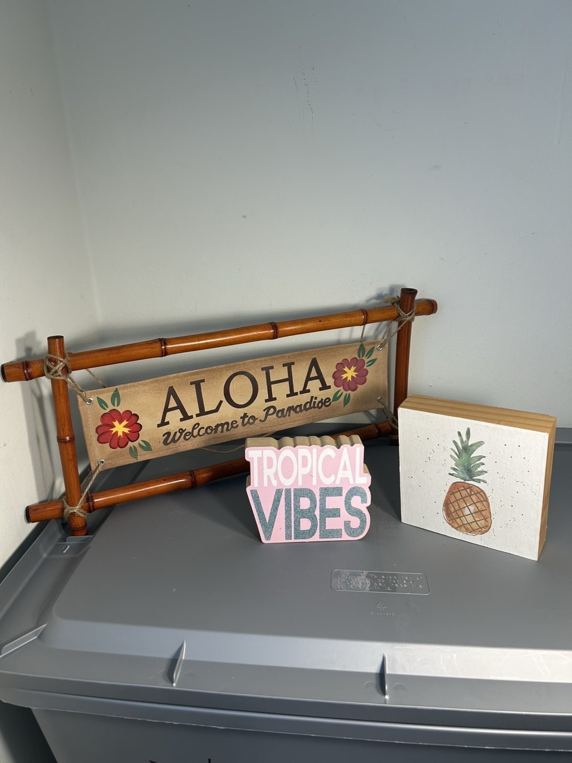 Tropical Home Decor Bundle – Aloha Sign Pineapple Wall Art Tropical Vibes