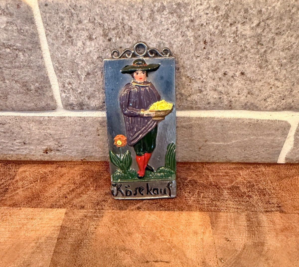 Vintage 3″ German «Kasekauf» Cheese Buyer Metal Relief Wall Plaque Hand Painted